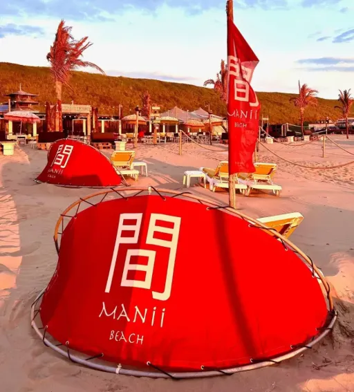 Huisstijlbewaking, ontwerp van visuals, signing en montage op het strand. - Page thumbnail