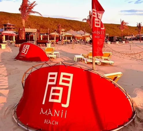 Huisstijlbewaking, ontwerp van visuals, signing en montage op het strand. img